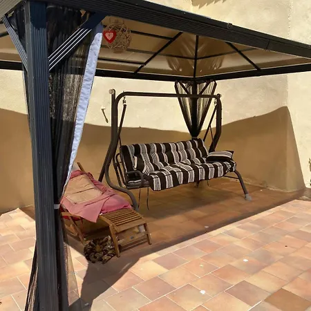 Le Petit Domaine فيلة Chusclan